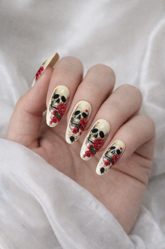 Ongles blanc avec tête de mort